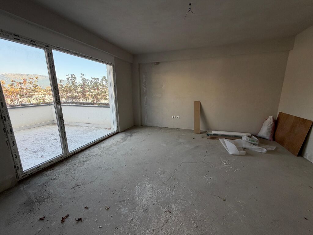 Shitet Apartament 3+1+verande Liqeni i Thate