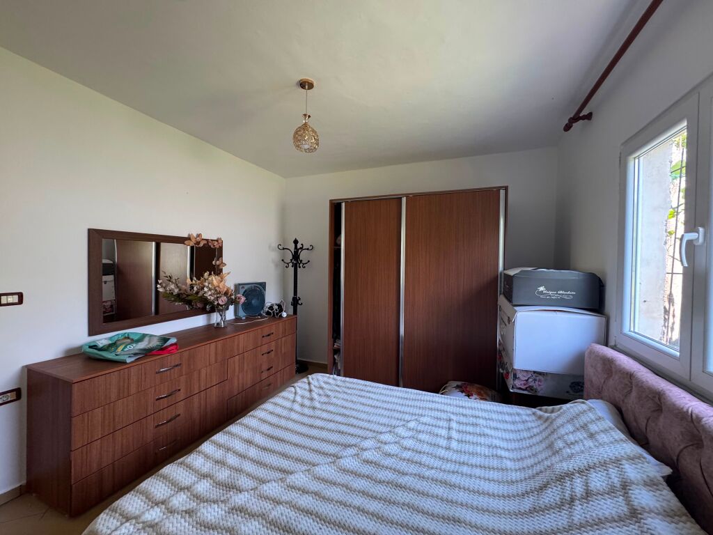 Jepet me qira apartamenti 2+1 në një shtëpi private tek zona e treshit, pranë Shkollës Sarina