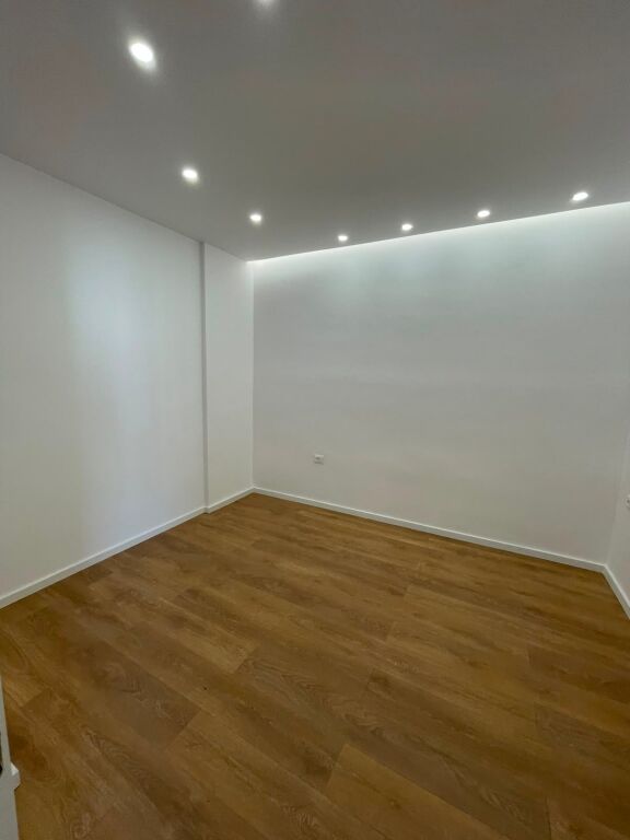 Shitet ,Apartament 1+1, Komuna e Parisit, Tirane
