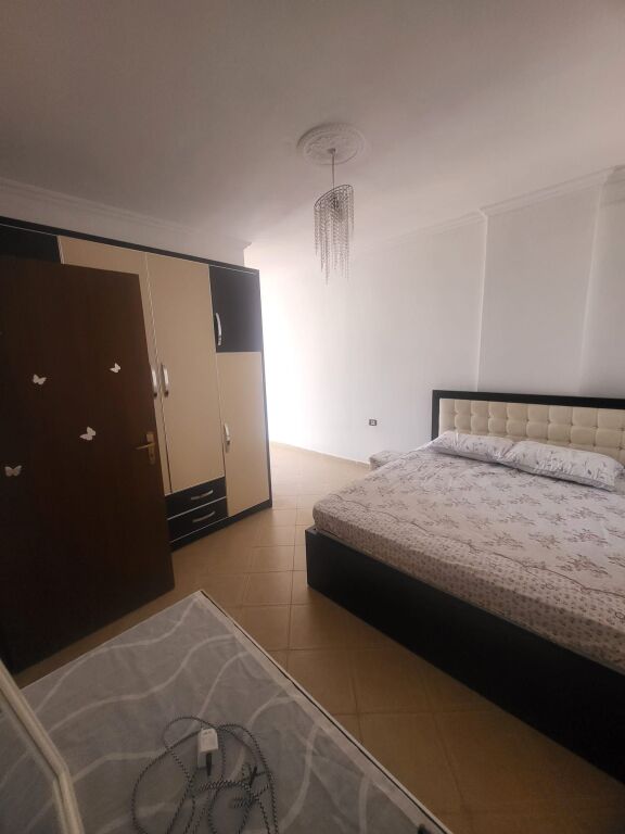 🏡 Jepet me Qera Apartament 2+1 – Rr. e Kavajes , Përballë Delijorgji