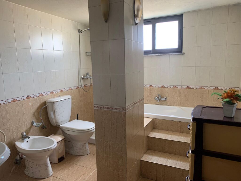 Affitto | Vilë 2 + 1 | Porcelan | 480 €/mese