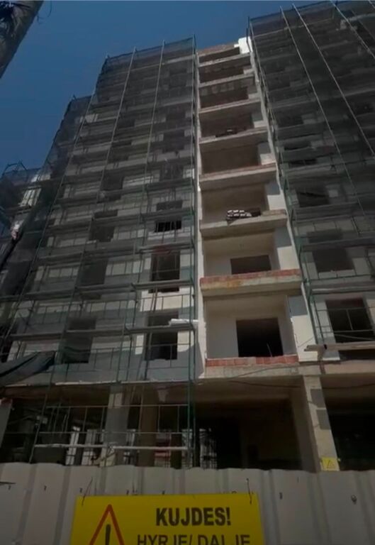 NEGOZIO IN VENDITA A Kamëz vicino (pedonalia Bathore