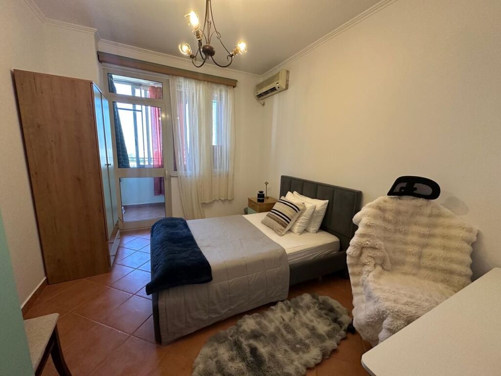 Rruga Fortuzi, prane Hotel Comfort, jepet me qera apartament, 2+1+Parkim, 90,000 Leke