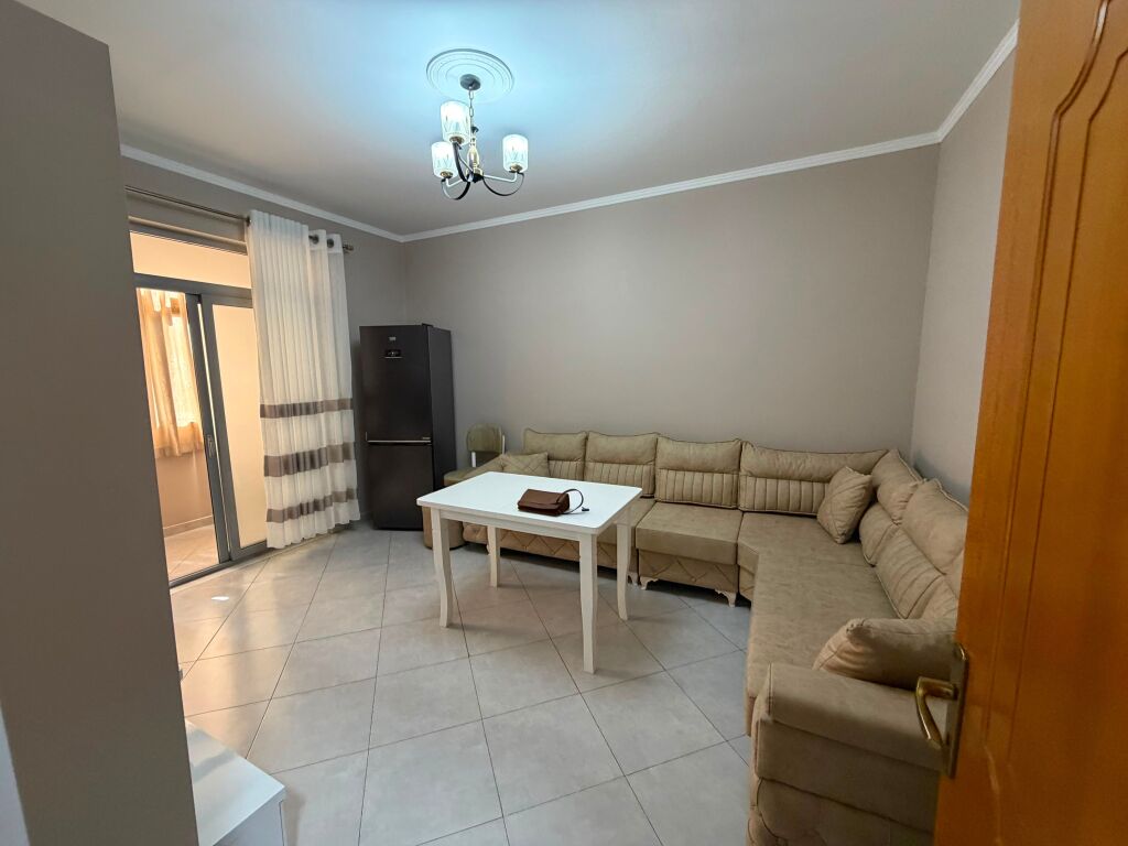 🏡 Appartamento 2+1 in affitto – 21 Dhjetori 📍 Edificio esistente, all'incrocio di 21 Dhjetori