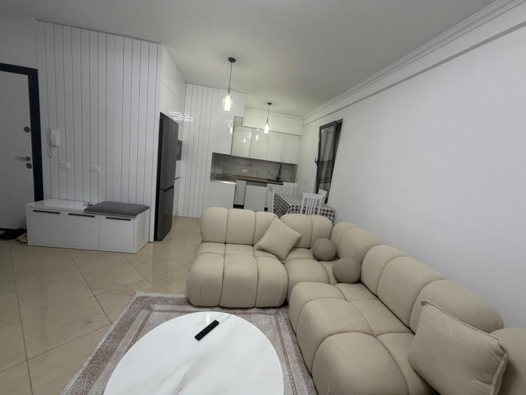 Jepet me qera Apartamenti 1+1 i pa banuar me pare , Casa Italia prane rruges kryesore 470 Mije leke
