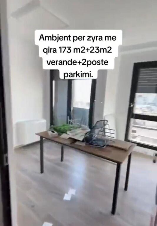 Jepet zyre+verande+2 poste parkimi me qira tek Stadiumi Dinamo , prane Luis Medical Center , Sheshi Willson , Komuna e Parisit .
