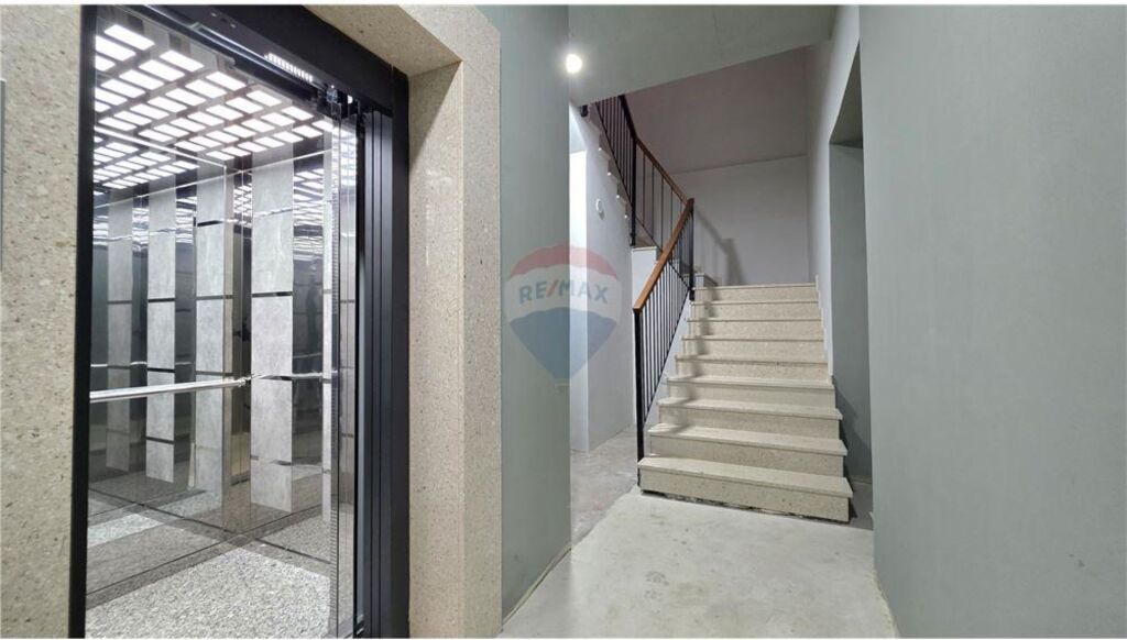 🌊 APPARTAMENTO 2+1+2 + GARAGE IN VENDITA – LUNGOMARE, VLORË