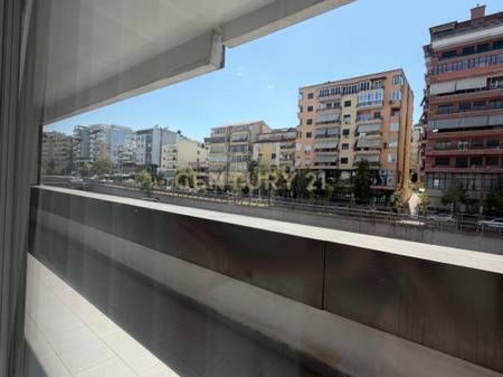 KOMUNA E PARISIT, JAPIM APARTAMENT 2+1+2 ME QERA!