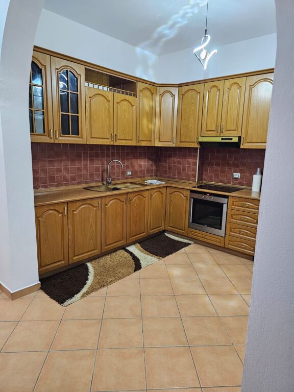 Jepet me qera apartament 3+1+1Selite Te Marin Barleti