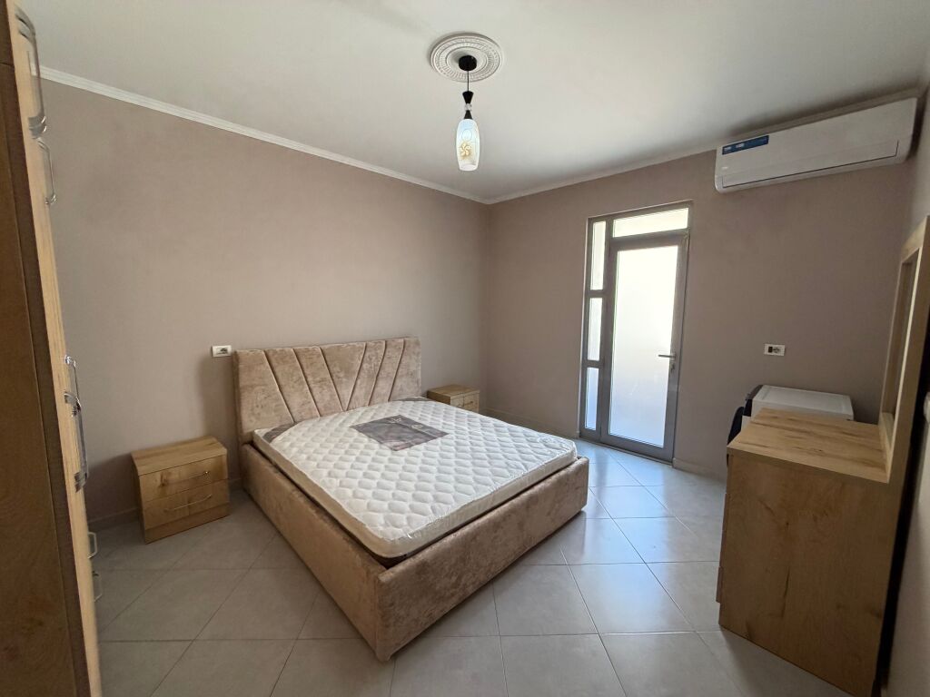 🏡 Jepet me qira apartament 2+1 – 21 Dhjetori  📍 Pallat ekzistues, tek kryqëzimi i 21 Dhjetorit 🛋️ I mobiluar, me arredim bashkëkohor 📐 Sipërfaqe: 75 m² 🏢 Kati: 3, pa ashensor 💶 Çmimi: 700 €/muaj