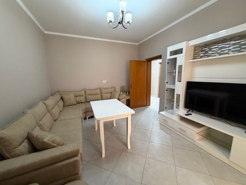 🏡 Jepet me qira apartament 2+1 – 21 Dhjetori  📍 Pallat ekzistues, tek kryqëzimi i 21 Dhjetorit 🛋️ I mobiluar, me arredim bashkëkohor 📐 Sipërfaqe: 75 m² 🏢 Kati: 3, pa ashensor 💶 Çmimi: 700 €/muaj