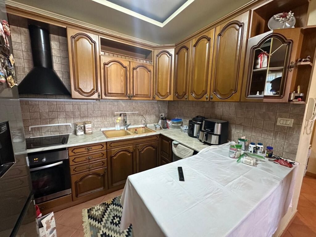 Rruga Fortuzi, prane Hotel Comfort, jepet me qera apartament, 2+1+Parkim, 90,000 Leke