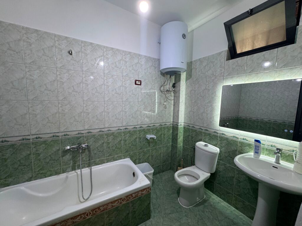 Jepet me qira apartamenti 2+1 në një shtëpi private tek zona e treshit, pranë Shkollës Sarina