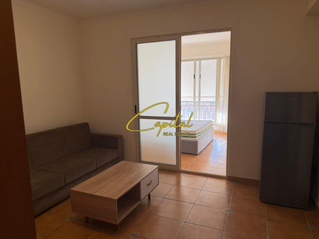 APARTAMENT ME QIRA 1+1 RRUGA E BARRIKADAVE 40.000 LEKE