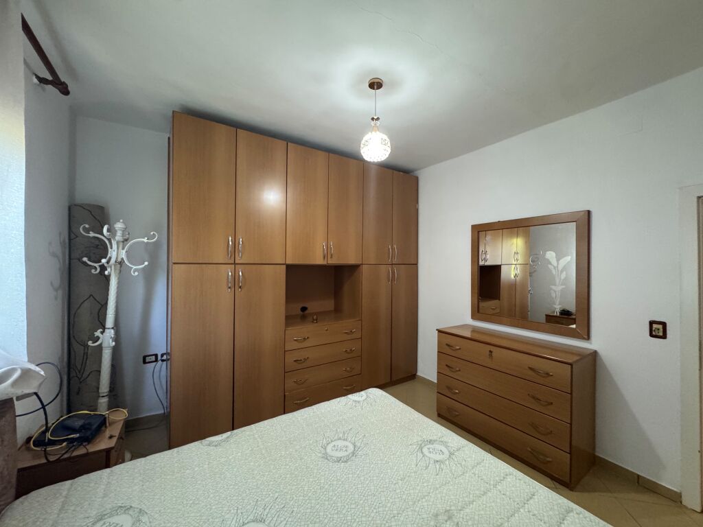 Jepet me qira apartamenti 2+1 në një shtëpi private tek zona e treshit, pranë Shkollës Sarina