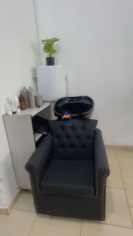 BUSINESS FOR SALE, HAIRDRESSER 70M2 "YZBERISHT" 800,000 LEKE