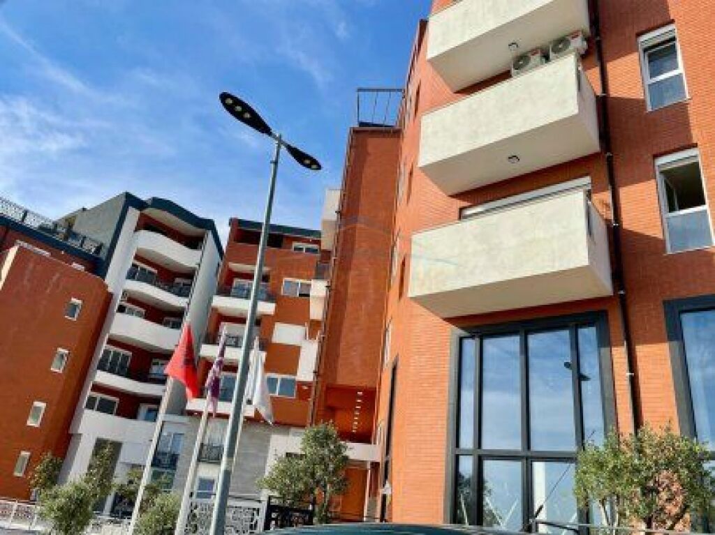Shitet, Duplex , Fresk , Tiranë