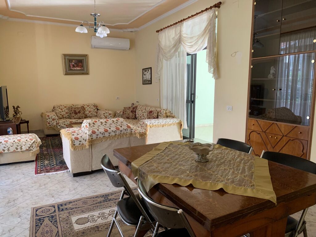 Affitto | Vilë 2 + 1 | Porcelan | 480 €/mese