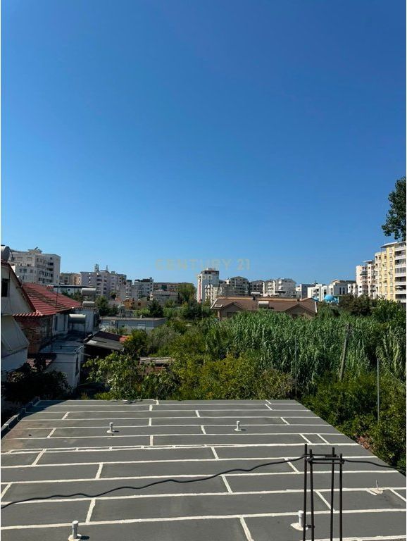 Godinë 2-katëshe në shitje – Plazh, Durrës