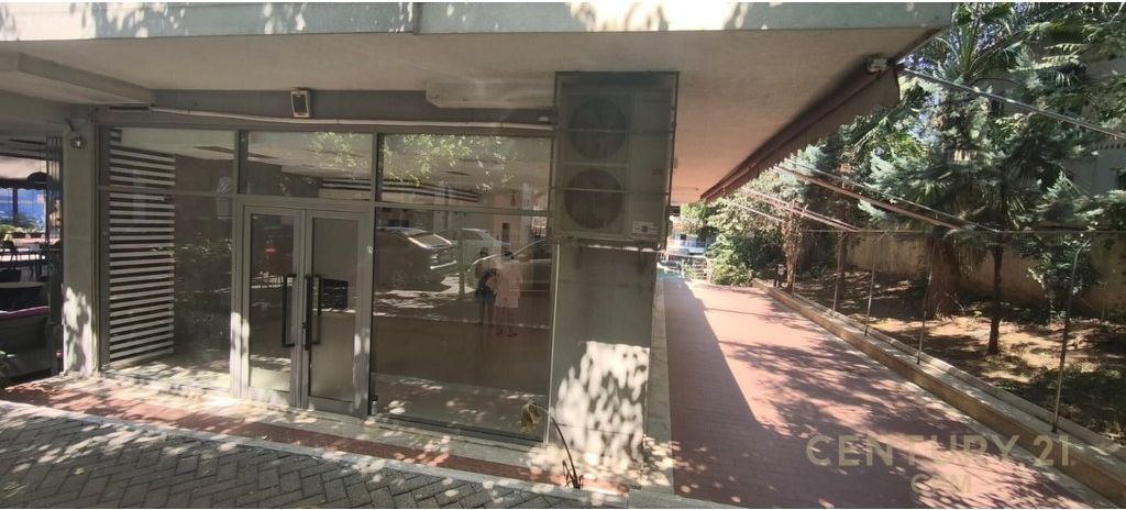 JEPET ME QIRA CORNER KOMPLEKSI ORION RAJONI NR.4 860 € /Muaj 80,000 Lekë /Muaj