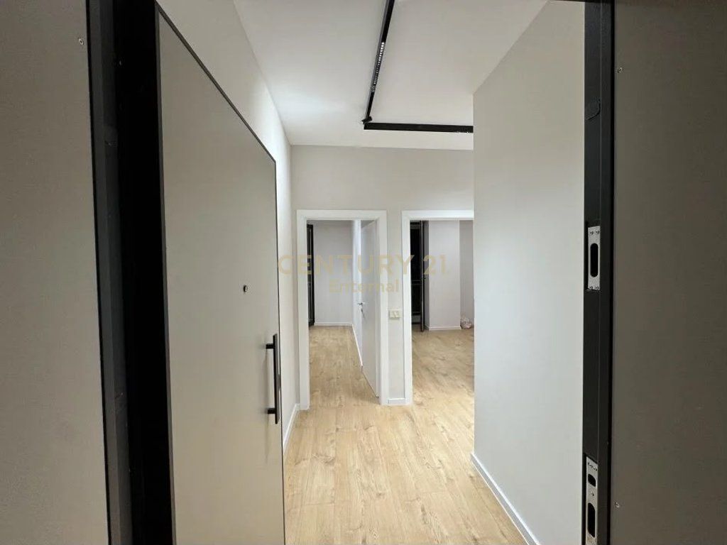 JEPET ME QIRA, APARTAMENT 2+1+ Post Parkimi te MINE PEZA