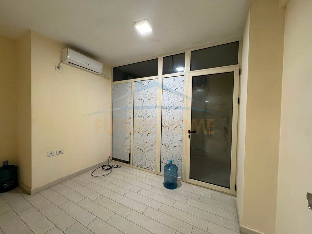 Qira, Ambient Biznesi, Pazari i Ri, Tiranë.