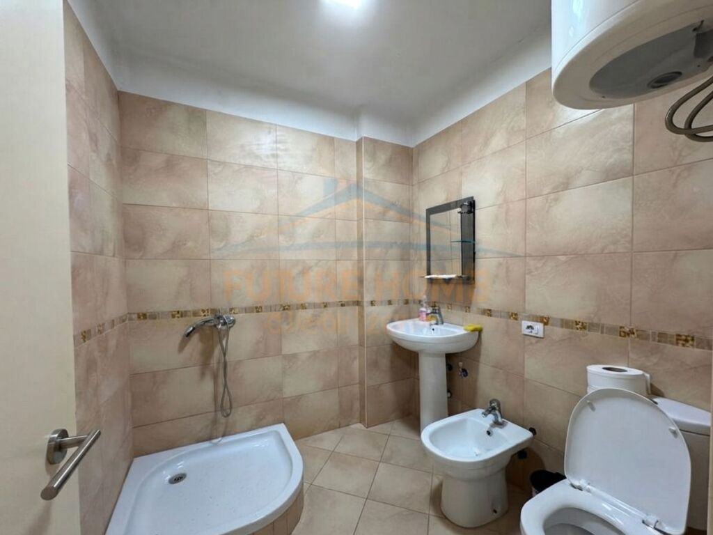 Qira, Ambient Biznesi, Pazari i Ri, Tiranë.