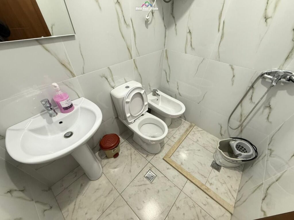 Zyre me qera tek 21 Dhjetori (ID BZ2806) Tirane