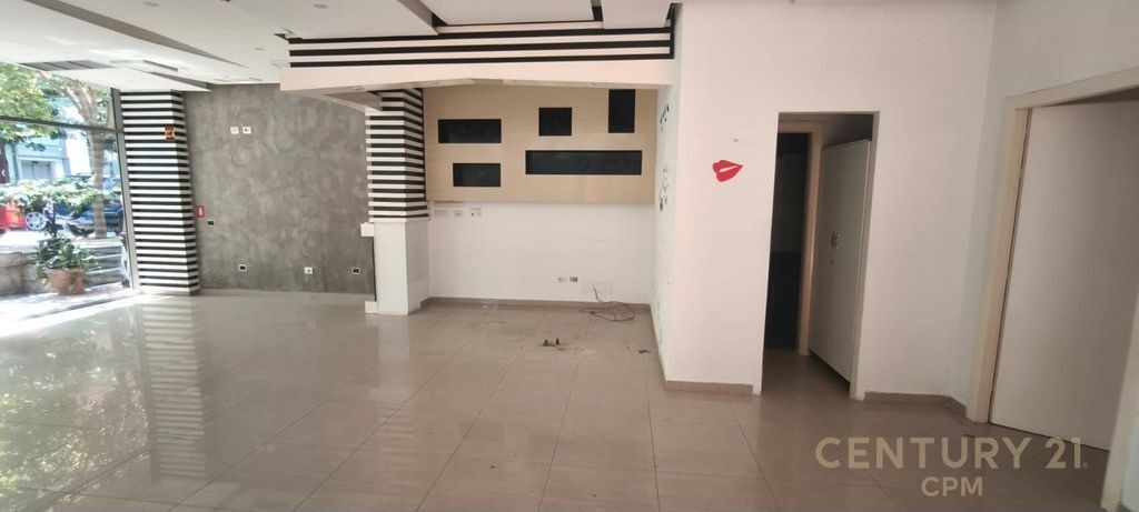 JEPET ME QIRA CORNER KOMPLEKSI ORION RAJONI NR.4 860 € /Muaj 80,000 Lekë /Muaj