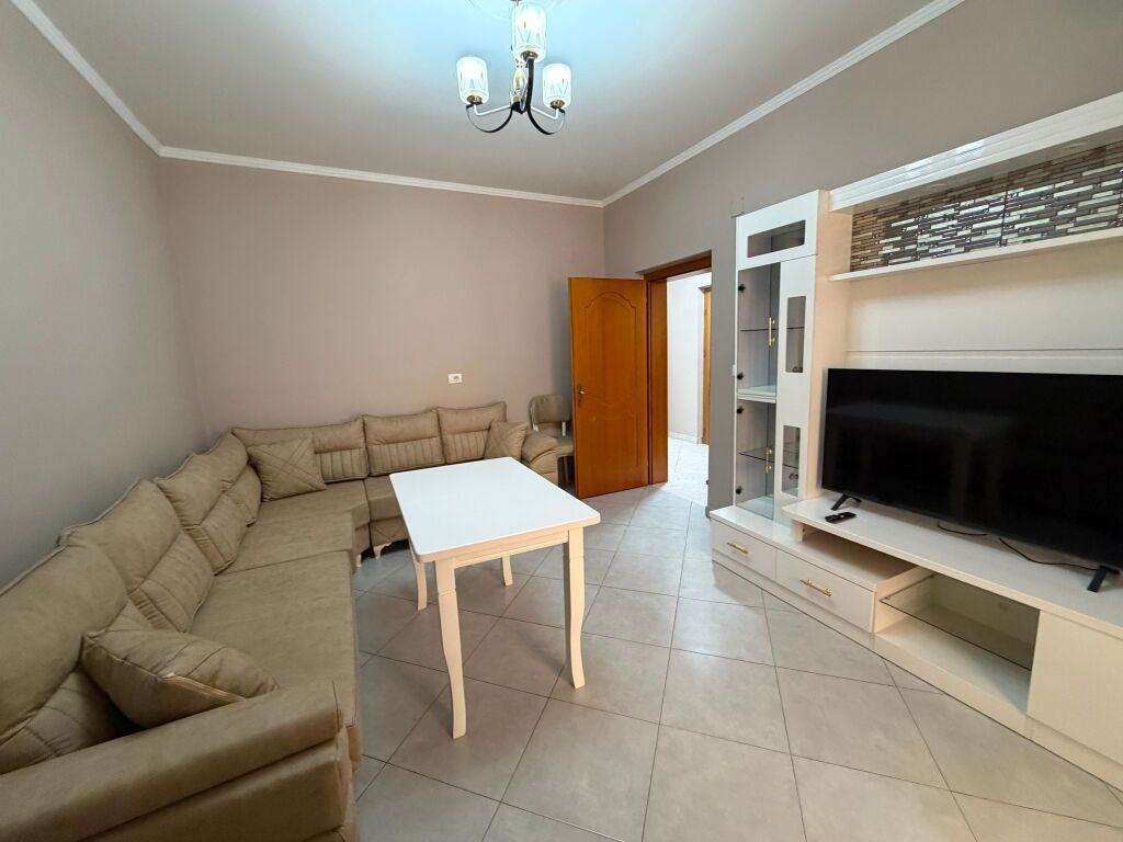 🏡 Appartamento 2+1 in affitto – 21 Dhjetori 📍 Edificio esistente, all'incrocio di 21 Dhjetori