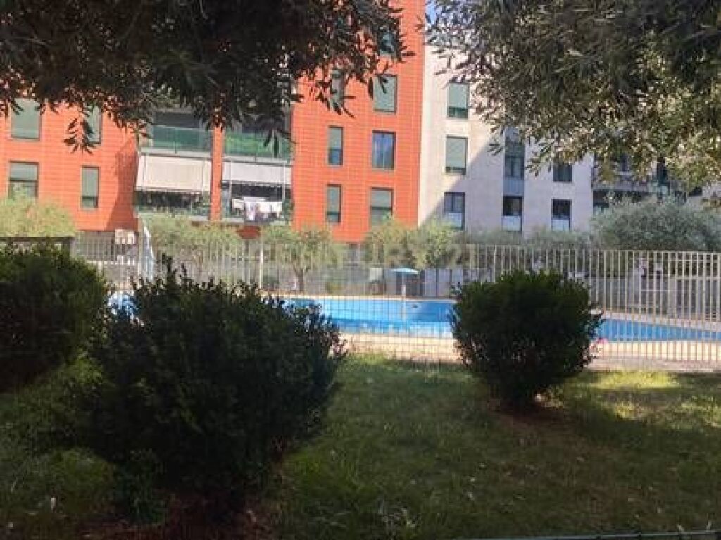 Jepet me qira apartament 1+1 + post parkimi në Green City, Unaza e Re !!