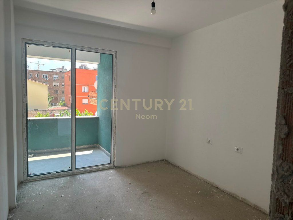 VENDESI APPARTAMENTO 2+1+2 NELL'AREA DI XHAMLLIK 190,000 €