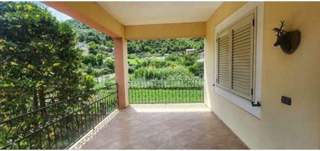 VILLA  200 thousand euros