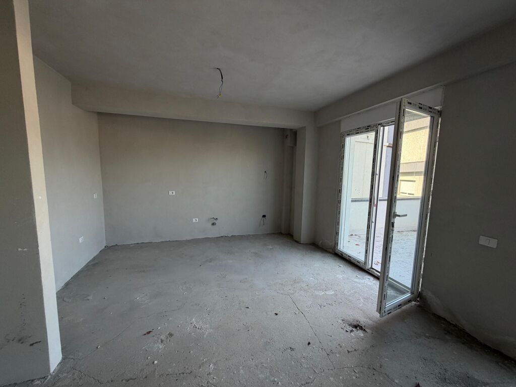 Shitet Apartament 3+1+verande Liqeni i Thate
