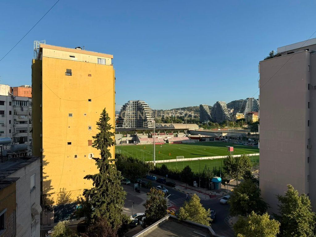 Ambjent per zyre me qira në Komunën e Parisit, Tiranë - 650€ | 77.6 m²