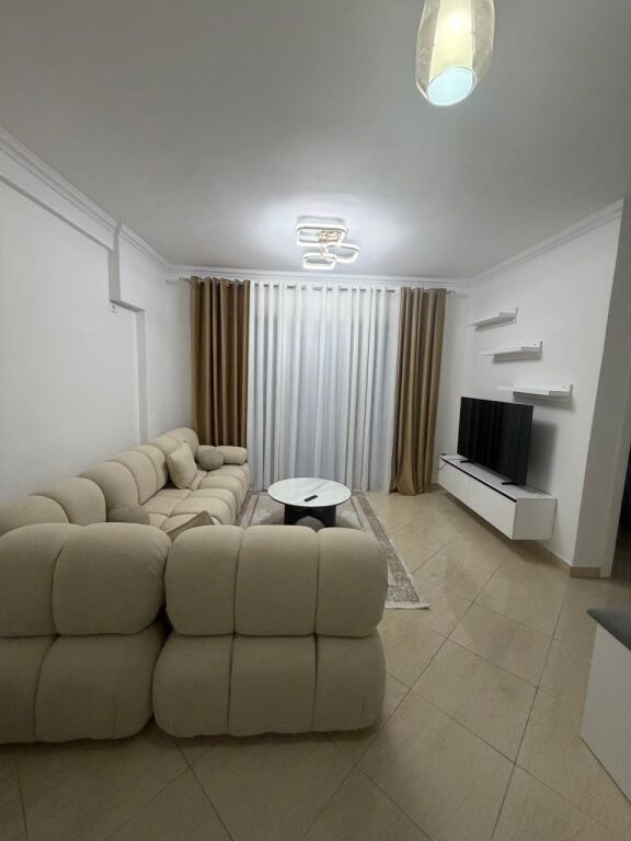 Jepet me qera Apartamenti 1+1 i pa banuar me pare , Casa Italia prane rruges kryesore 470 Mije leke