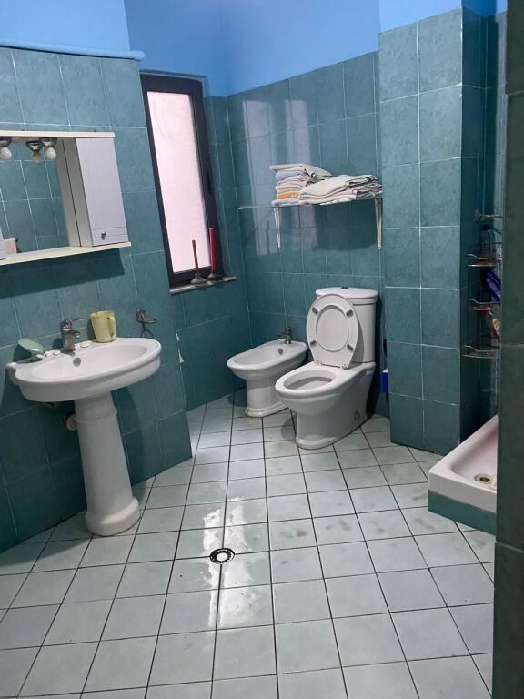 Jepet me qera apartament 3+1+1 ne Yzberisht