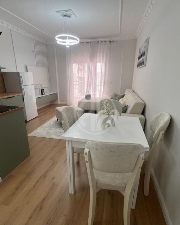 Shitet Apartament 1+1 i Sapomobiluar – Golem, Rruga Viena