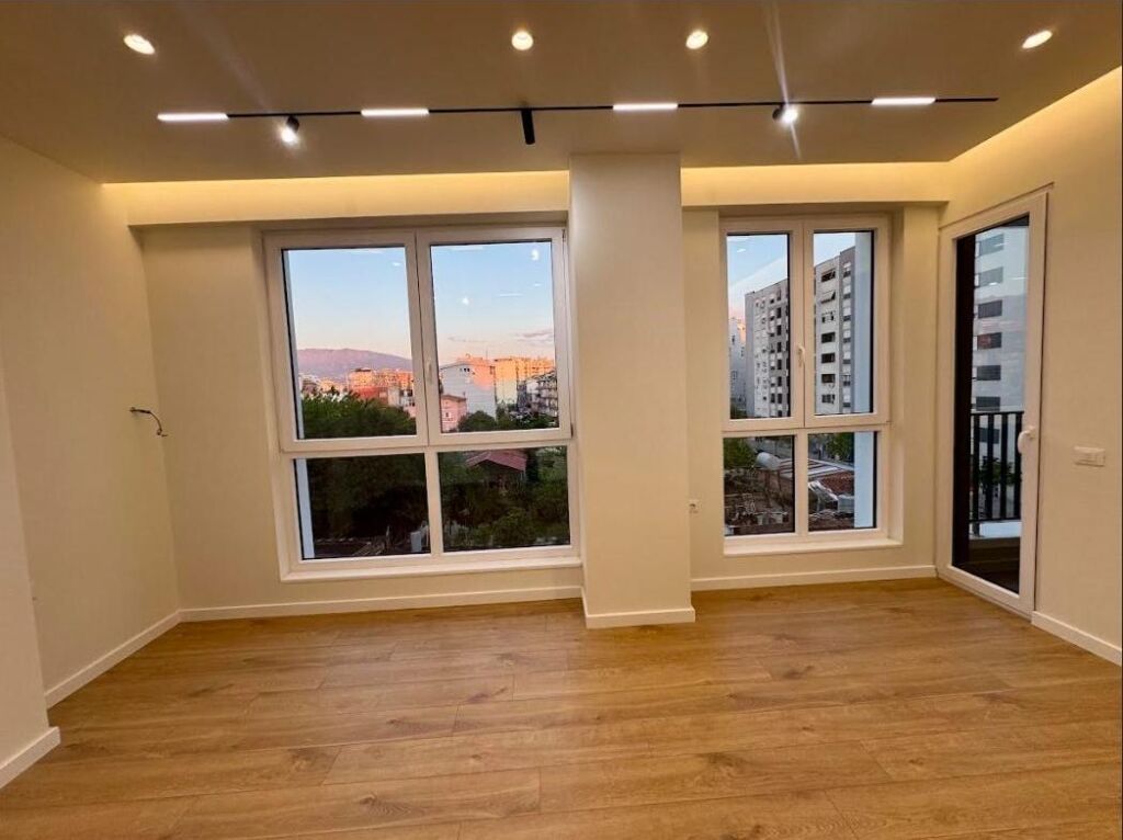 Jepet me qira zyrë 1+1 tek Komuna e Parisit
