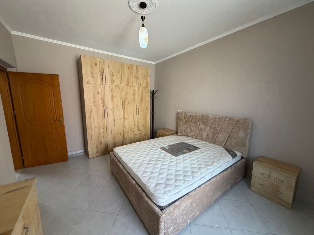 🏡 Jepet me qira apartament 2+1 – 21 Dhjetori  📍 Pallat ekzistues, tek kryqëzimi i 21 Dhjetorit 🛋️ I mobiluar, me arredim bashkëkohor 📐 Sipërfaqe: 75 m² 🏢 Kati: 3, pa ashensor 💶 Çmimi: 700 €/muaj