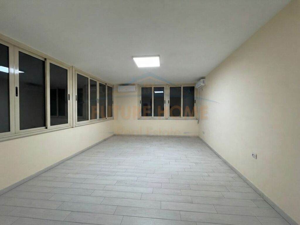 Qira, Ambient Biznesi, Pazari i Ri, Tiranë.