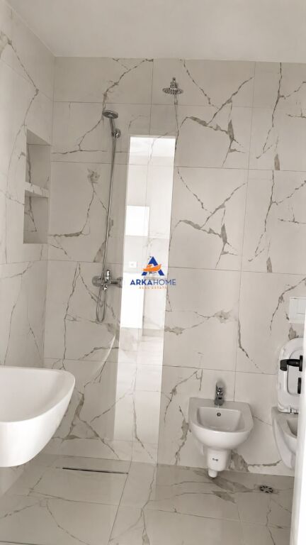 JEPET APARTMENT ME QERA 1+1+BALLKON "RRUGA 5 MAJI" 40.000 LEKE