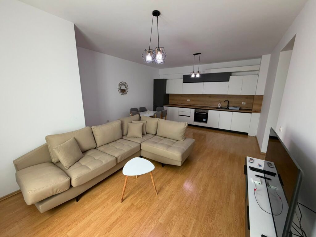 🏡 JEPET ME QIRA 2+1 – LIQENI I THATË  📍 Adresa: Liqeni i Thatë, Kompleksi FZ💰 Çmimi: 65,000 lek/muaj