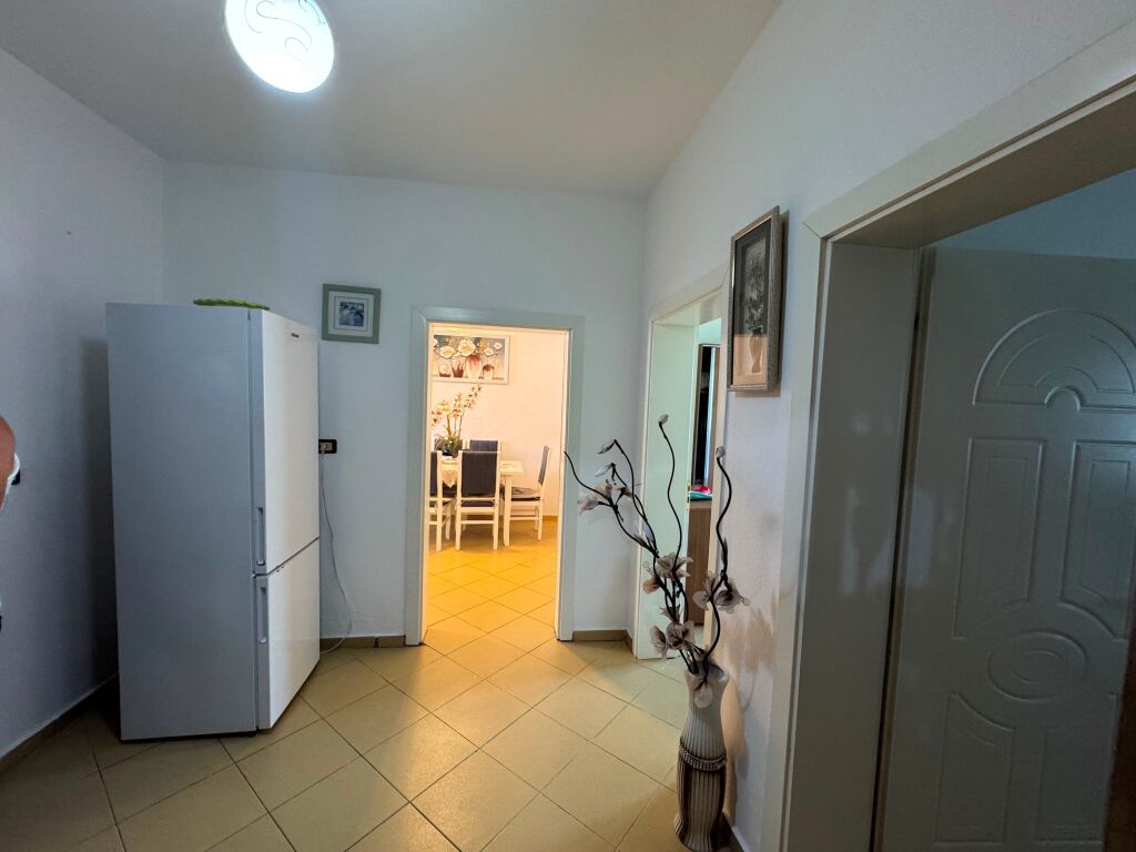 Jepet me qira apartamenti 2+1 në një shtëpi private tek zona e treshit, pranë Shkollës Sarina