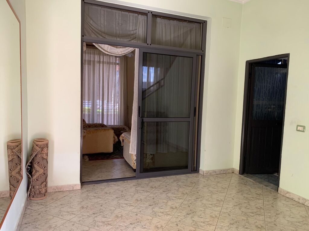 Affitto | Vilë 2 + 1 | Porcelan | 480 €/mese