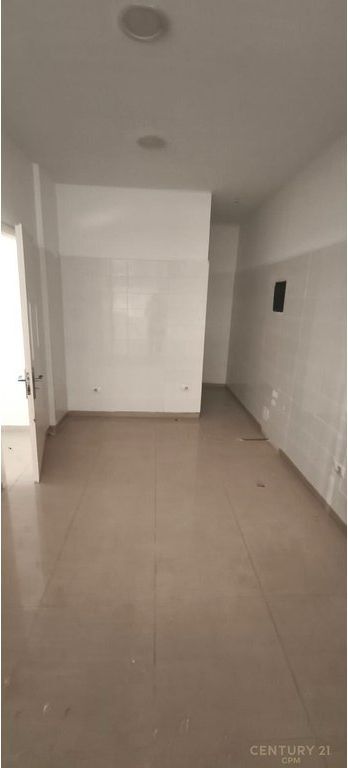 JEPET ME QIRA CORNER KOMPLEKSI ORION RAJONI NR.4 860 € /Muaj 80,000 Lekë /Muaj