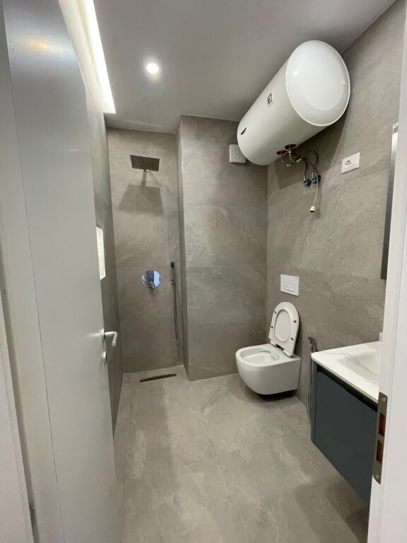 Shitet ,Apartament 1+1, Komuna e Parisit, Tirane