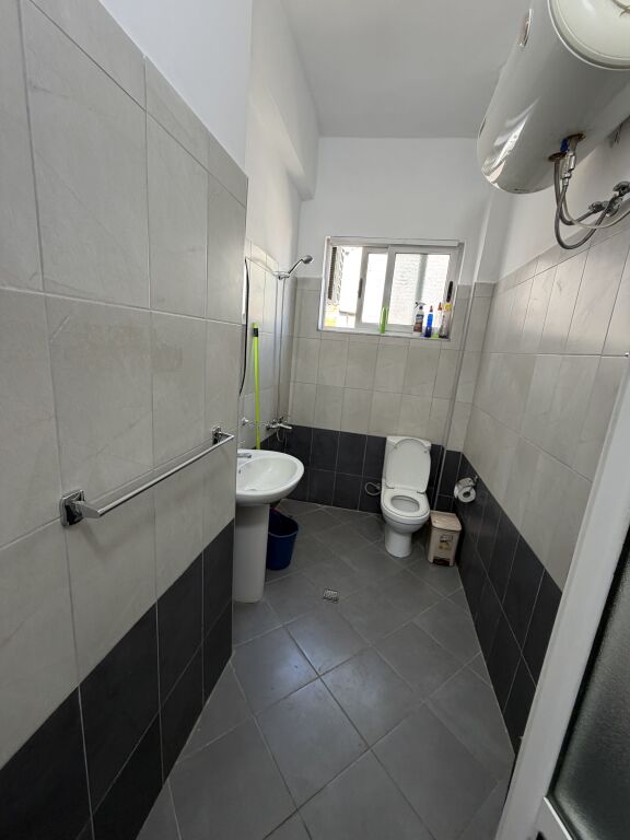 🏡 Jepet me qira apartament 2+1 – 21 Dhjetori  📍 Pallat ekzistues, tek kryqëzimi i 21 Dhjetorit 🛋️ I mobiluar, me arredim bashkëkohor 📐 Sipërfaqe: 75 m² 🏢 Kati: 3, pa ashensor 💶 Çmimi: 700 €/muaj