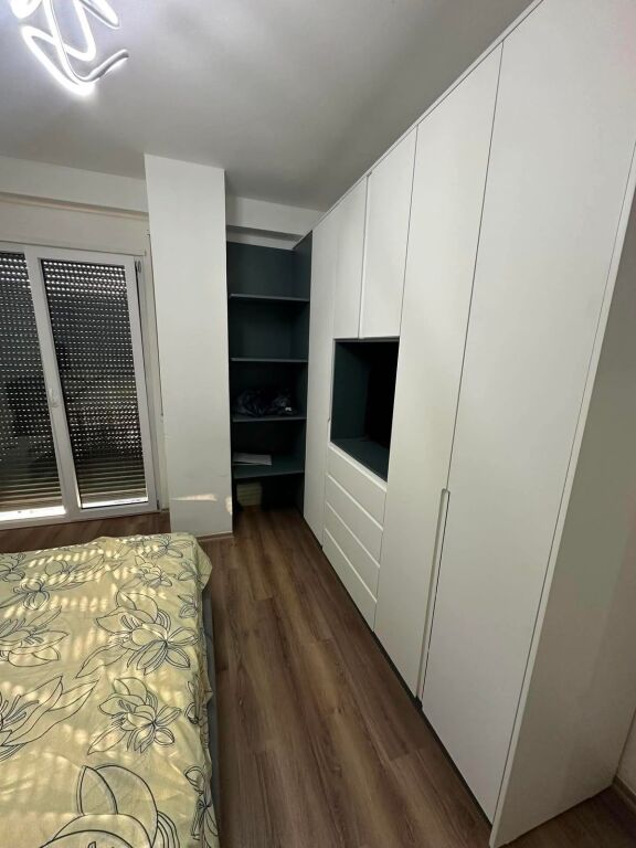 Shitet Apartament 1+1