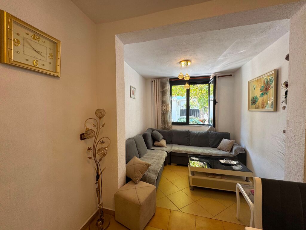 Jepet me qira apartamenti 2+1 në një shtëpi private tek zona e treshit, pranë Shkollës Sarina